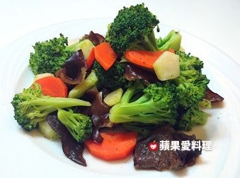 step3: 灑上黑胡椒和鹽，攪拌均勻，即可盛盤。