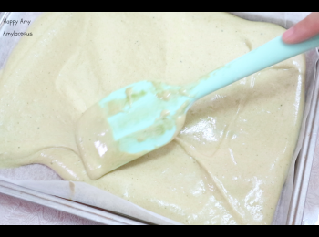 step7: 取出焗盤（28cmx22cm），鋪上牛油紙，倒入麵糊，輕輕掃平麵糊，再震出多餘氣泡，放入預熱180'C焗盤，焗12-15分鐘（中層）。