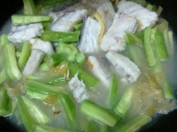 step6: 倒入苦瓜鹹菜煮滾，關蓋大火煮10分鐘至熟透