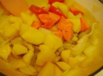 step4: *放入剩下<span class="group_1">食材</span>，繼續拌炒~