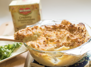 step6: 最後加上芝士碎，放入已預熱180度的焗爐以上下火焗30分鐘即可