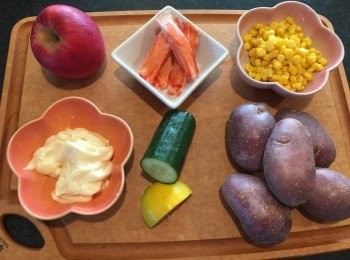 step1: 薯仔削皮，切大塊，放入滾水煮熟透，或蒸熟。
蟹柳可用同樣方法解凍翻熱。