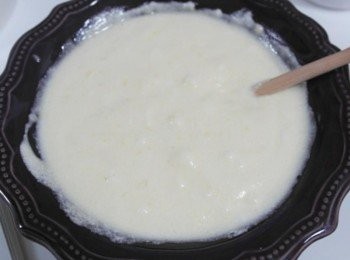 step13: 先將半份的蛋白霜倒入步驟11的麵糊均勻混合後,在加入剩下的蛋白霜攪拌均勻即可!!