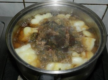 step6: 最後使用李錦記舊庄特級蠔油與其他調味料調味，水滾後轉小火燉煮