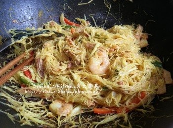 step8: 最後加入米粉 , 調味料拌勻炒至汁料半收乾即可