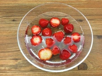 step1: 將士多啤梨清洗後切粒備用。