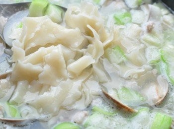 step5: 最後再將麵片兒放入湯汁中略拌數開下