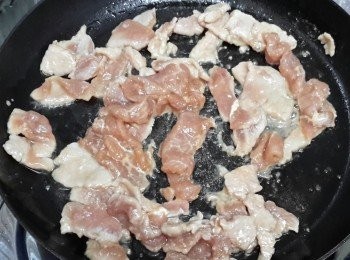 step3: 熱鍋下油，先炒豬肉至半熟