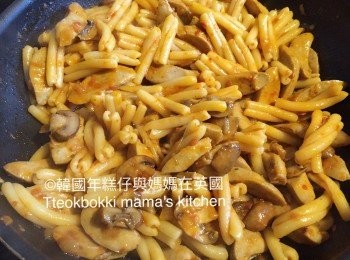 step4: 加入煮好的意大利麵一起炒勻。