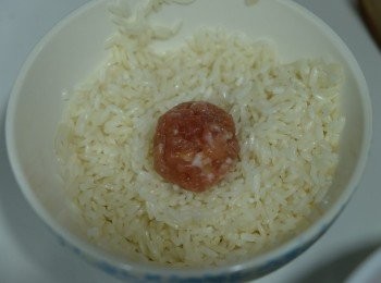 step5: 取豬肉搓成小丸子，放在濕糯米上滾動，沾上糯米。