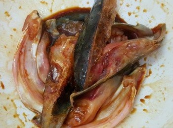 step4: 再加生抽及老抽醃大約1小時