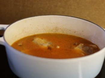 step4: 放黃咖哩醬拌勻後加水蓋過雞上脾並煮滾