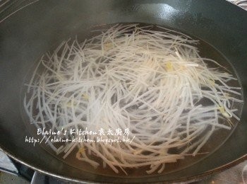 step1: 煲內加入水煮滾 , 放入少許鹽 , 油拌勻 , 加入銀芽灼3分鐘 , 盛起瀝乾水份