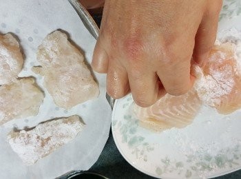 step3: 先預熱光波爐200度,用高架,入爐前將魚塊兩邊沾滿生粉(此沾生粉動作必須是入爐前才做)