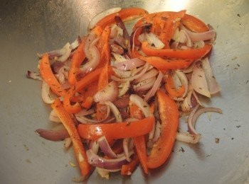 step2: 在鑊內燒熱油，放入甜紅椒條，洋蔥和蒜頭中小火炒軟，約5-6分鐘，加入乾百里香，鹽和黑椒碎調味。