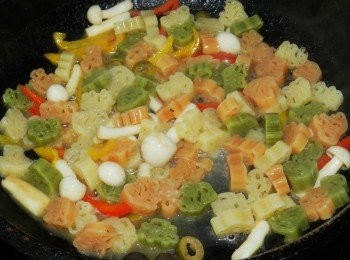 step5: 加入煮好的閃電麥坤義大利麵，調味後起鍋