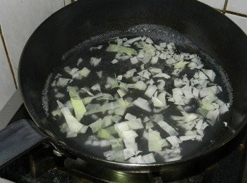 step2: 煮一大碗水，加入高麗菜丁(水的量可依個人喜好增加)