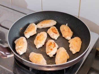 step3: 以中大火燒熱鍋子，加少許油，油熱後放入<a href="https://bit.ly/3zHU5V3" target="_blank" data-keyword="雞翼" class="guide-link"><strong>雞翼</strong></a> <span style="display:inline-block;vertical-align:middle;margin-top:-3px;color:initial;border-radius:3px;padding:2px 3px;font-size:12px;line-height:14px;background:#87d300;color:#fff;">即買</span> 每面煎 1 – 2 分鐘至表面金黃色。