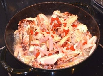 step6: 加入米酒,當歸,枸杞,煮至酒精揮發。