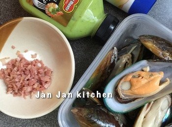 step1: 煙肉切粒炒香備用。青口解凍洗擦乾淨，拔去入面的海藻根。