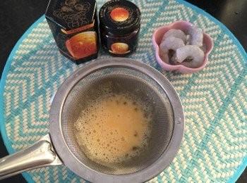 step3: 將蛋液用過濾網過濾一次，隔走泡泡，落鹽輕輕撈均