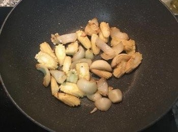 step2: 炒鍋中放橄欖油，炒香洋蔥後，放入小玉米拌炒出香味。