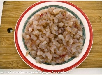 step2: 蝦仁挑去腸泥，以少許鹽與米酒醃一會後，分切成丁狀備用。