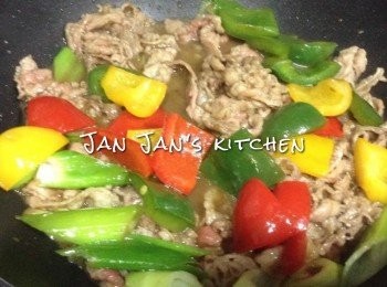 step5: 最後甜椒回鑊，全部炒勻，以粟粉水打獻即成。