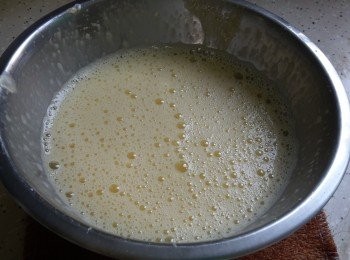 step3: 旦黃加至鬆泡的樣子，加入水／奶及菜油拌勻。