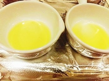 step1: 烤杯內放入少許的奶油 (可必免烹烤後吐司與烤皿沾黏不易取出)