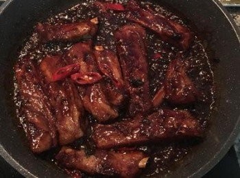 step6: 煮到肋骨的骨頭突出，醬汁收汁後即可取出擺盤，