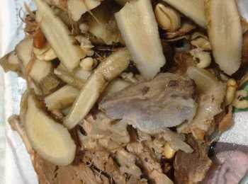 step1: 先將豬𦟌小火力薑片汆水備用，扁豆及薏米須要先用水浸泡