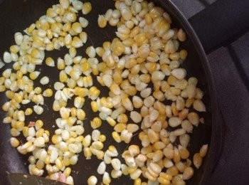 step4: 落粟米粒炒至半熟