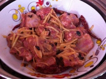 step3: 預熱蒸爐，把排骨放在面上，大火蒸20分鐘，然後小火蒸15分鐘即可上座。