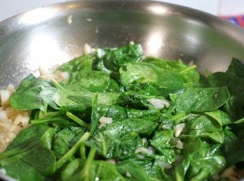 step4: 加入菠菜、鹽、黑椒碎、忌廉、檸檬皮和檸檬汁。