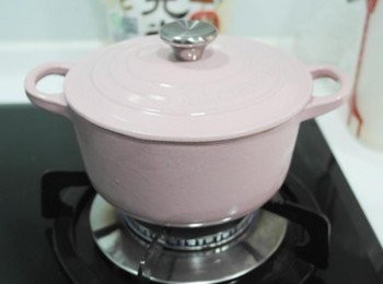 step5: 蓋上鍋蓋以中小火烹煮至蓋緣有蒸氣冒出!!