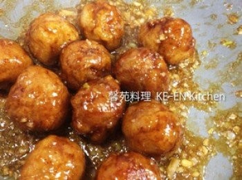 step5: 炒鍋燒熱炒香蒜，薑，葱末，倒入調味料，肉球，蔬莱，拌炒即可