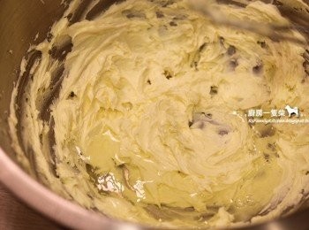 step5: 倒入蛋白繼續攪拌，一開始會有點結塊，耐心攪打至蛋白完全吸收，回復乳霜狀即可。