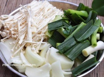 step2: 洋葱切粗條，大葱切段，金菇切去底部不要，全部材料洗淨。
