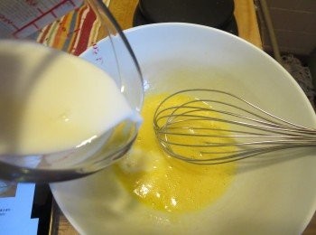 step2: 加入牛奶和菜油轻轻拌匀。