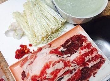 step1: 粉絲先用清水浸約十分鐘至軟身。金菇去根洗淨。乾葱略切，指天椒切碎。用白鑊先炒香花生碎。