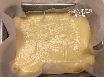 step2: 將<span class="group_1">蛋糕</span>的材料全部放在一個攪拌盆中拌勻，倒入鋪好烤盤紙的長形烤盤中並且抹平表面