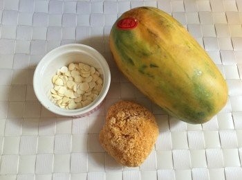 step1: 木瓜去皮切粒，雪耳浸水發開後洗乾淨及撕開；將所有材料放入燉盅/或煲, 燉/煲1小時就可以