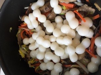 step3: 加入年糕波波炒勻，再加入<span class="group_2">汁料</span>略炒均勻，完成。