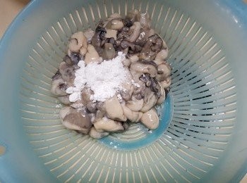 step1: 先處理蠔仔,用1湯匙生粉,用筲箕將蠔仔不停轉圈