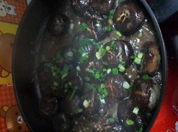 step11: 將魚肉面向下、倒入蔥花煮至收汁、即可