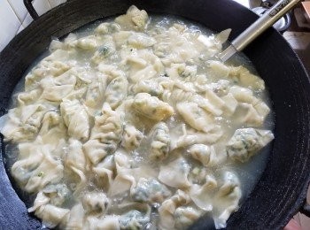 step12: 做法 :

將白菜切粒，用少少油炒至出水份及軟身，用筲箕隔去水份備用，將虎蝦切粒，用少少鹽醃 10 分鐘，將隔去水份的白菜，與虎蝦，免治豬肉，雞粉，糖，生粉，胡椒粉，麻油，大地魚粉撈好，最好能放入雪櫃冷凍 45 分鐘，預備一鍋熱水或上湯，將約 2 茶匙份量用云吞皮包好，水滾後放入云吞，慢慢推開煮滾，煮至云吞皮轉半透明便可，完成。