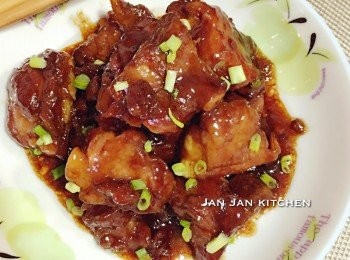 step3: 用電飯煲炆的好處：
用電飯煲炆餸嘅特別之處就係，雖然汁料不算多，但由於過程中，蒸氣帶動汁料上升，包圍住D 肉來炆，係比較容易炆得腍，而且由於有保溫功能，可使肉進一步變腍，而無須長時間炆煮。而明火如用小火炆，汁料唔會帶動上升得太利害，而且沒保溫功能，變相要炆耐啲，而且水份可能會蒸發得較快，變相汁料又要預備多一點來蒸發。所以炆牛腩、牛肋條、豬軟骨之類，我都會用電飯煲。當然用高速鍋或者壓力鍋之類就更為方便。