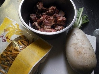 step1: 備好材料，排骨洗淨擦乾、白蘿蔔洗淨去皮切適當大小，