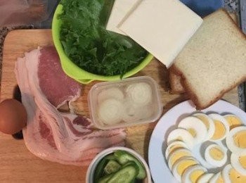 step1: 白煮蛋3顆切片；洋蔥切薄片泡可飲用的水；小黃瓜先用鹽抓ㄧ下外皮，沖洗後再用可飲用水洗過擦乾切片。生菜也是要用可飲用水洗淨後瀝乾備用。